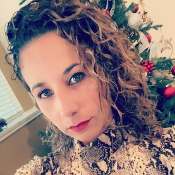 Profile Picture of Daniela Colchado (@danielaht) on Poshmark