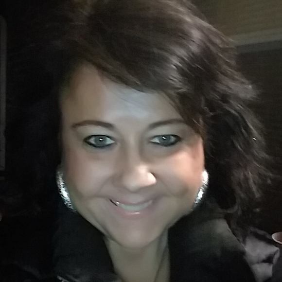 Profile Picture of Robin Freeman (@scarletbsw89) on Poshmark