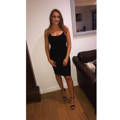 Profile Picture of Phoebe Harris (@phoeeeb) on Twitter