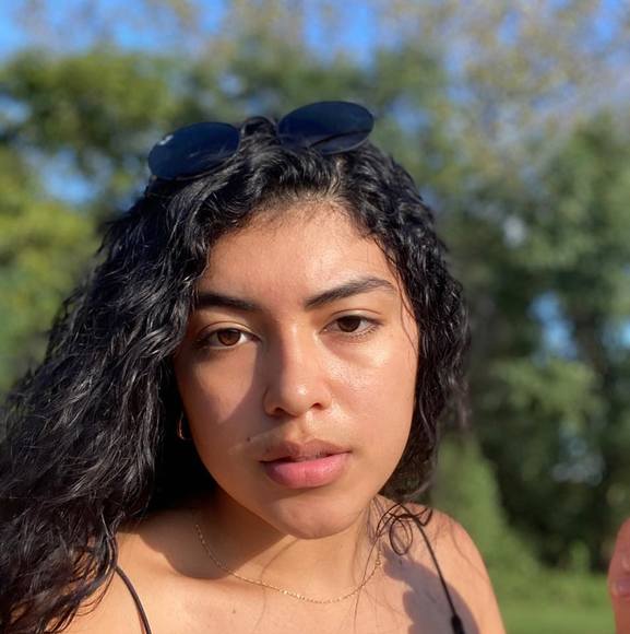 Profile Picture of Bianca Corrales (@biancacorral958) on Poshmark