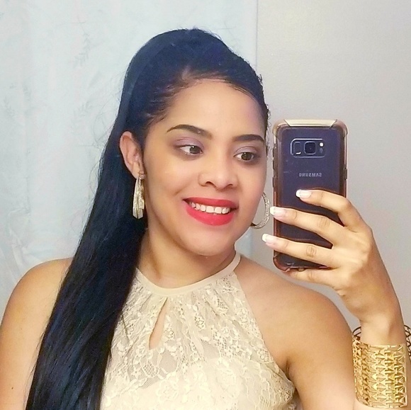 Profile Picture of Stephanie Delinois (@sdelinois) on Poshmark