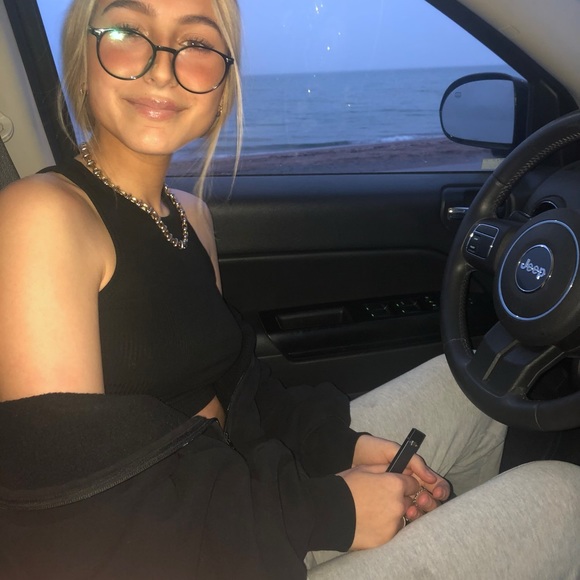 Profile Picture of Melody Antoniou (@antonioumel37) on Poshmark