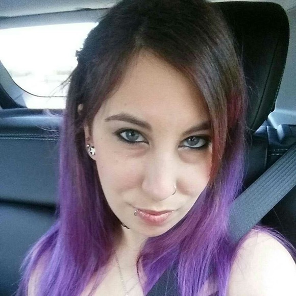 Profile Picture of Desiree Gambuzza (@desireegambuzza) on Poshmark