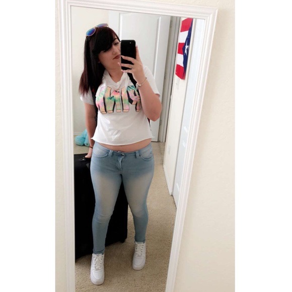 Profile Picture of Jasmine Glowen (@jasmineglowen) on Poshmark