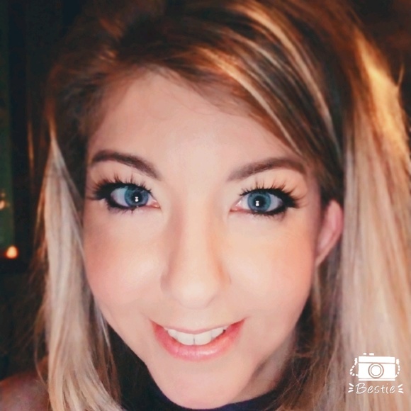 Profile Picture of Jill Bernet (@jilllaurenb) on Poshmark