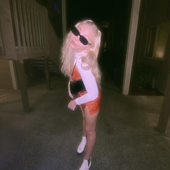 Profile Picture of Carly Bell (@carizzzzzle) on Poshmark