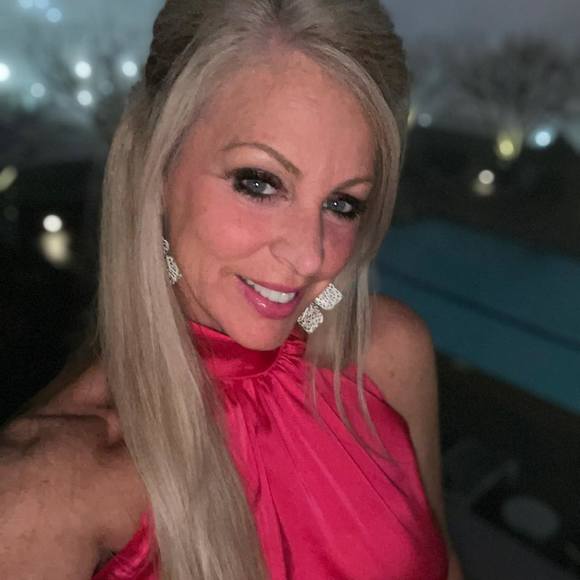 Profile Picture of Carla Hudgins (@oohcarla) on Poshmark