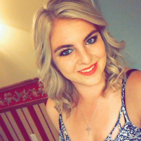 Profile Picture of Tori Arthofer (@victoria10a) on Poshmark