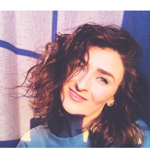 Profile Picture of Alexa Downie (@alexa_downie) on Poshmark