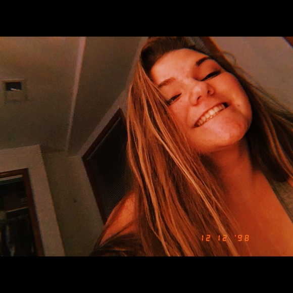 Profile Picture of Julia Hollien (@buulia2) on Poshmark