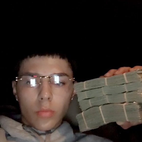 Profile Picture of Vincente Claps (@vincenteclaps) on Poshmark