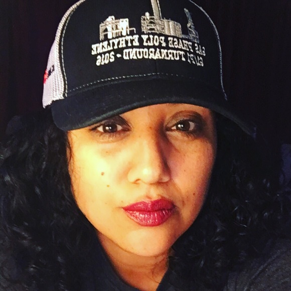 Profile Picture of Lisa Cuellar (@honeylove361) on Poshmark