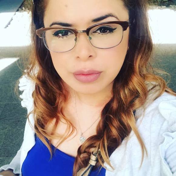 Profile Picture of Carina Gonzalez (@caryjrofe) on Poshmark