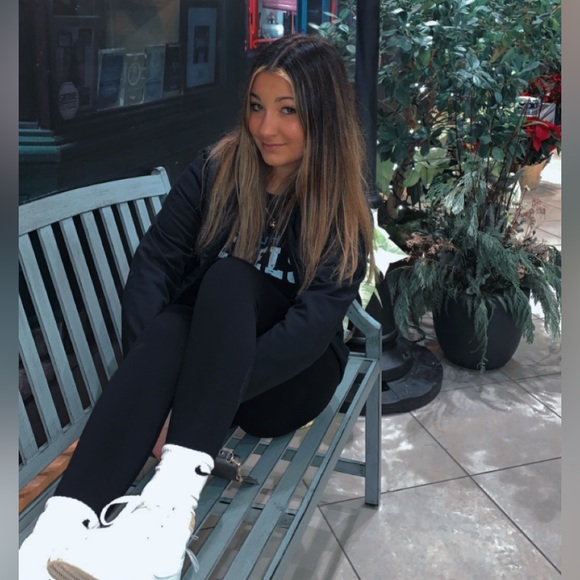 Profile Picture of Gabriella Kernya (@gabriellakernya) on Poshmark