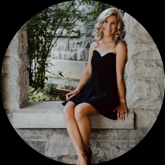 Profile Picture of Helaina Motts (@helainamotts) on Poshmark