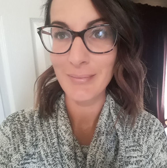 Profile Picture of Mandy Evans (@m_evans12) on Poshmark