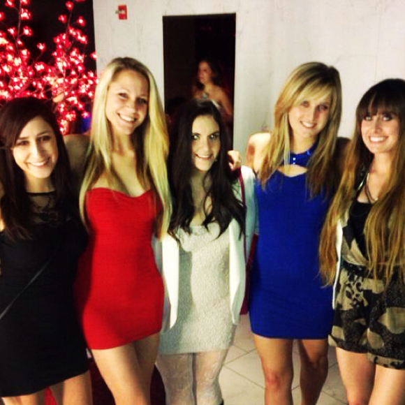 Profile Picture of Aly Tarling (@darlingtarling) on Poshmark