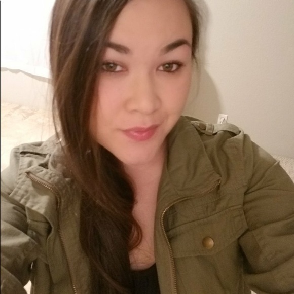 Profile Picture of Ashley Espaniola (@ashleyespaniola) on Poshmark