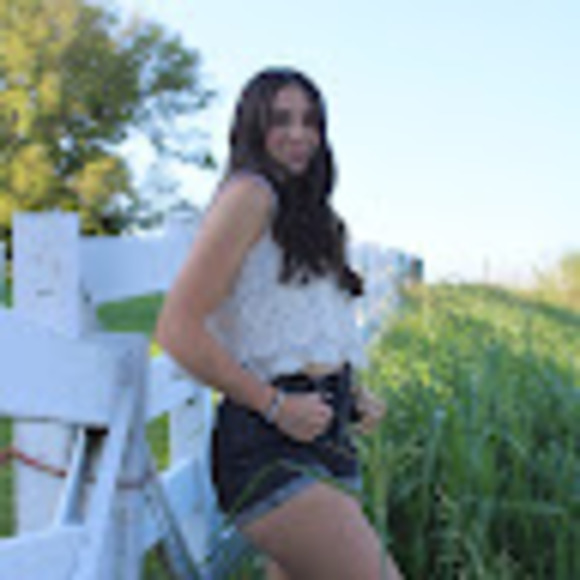 Profile Picture of Lily Ferguson (@lilyferg13) on Poshmark