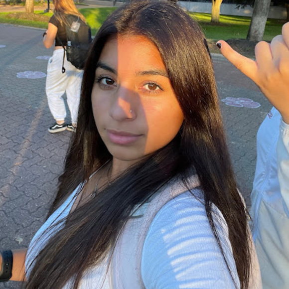 Profile Picture of Alexa Blanco (@blancoalexa32) on Poshmark