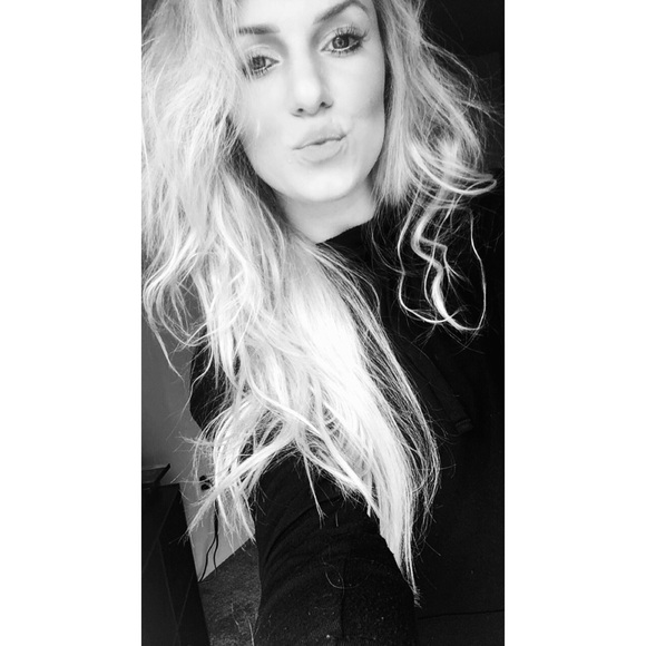 Profile Picture of Hannah Ewert (@blondhan) on Poshmark