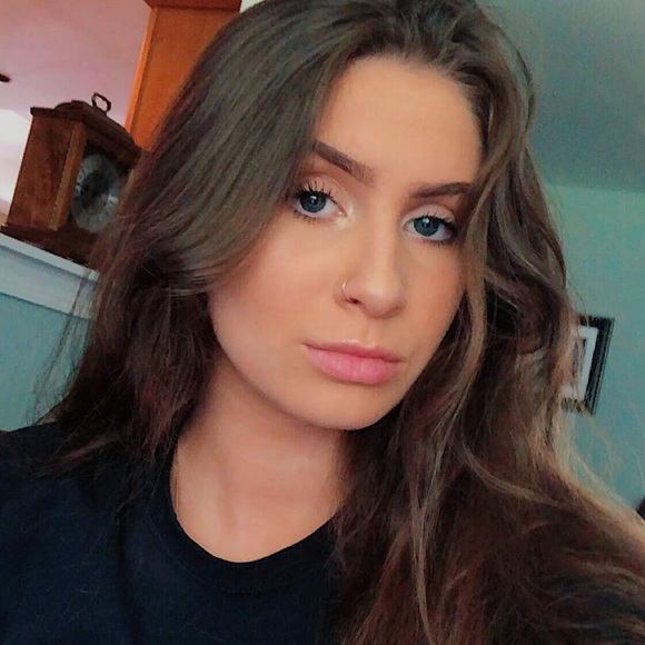 Profile Picture of Victoria Barbone (@toribarbone) on Poshmark