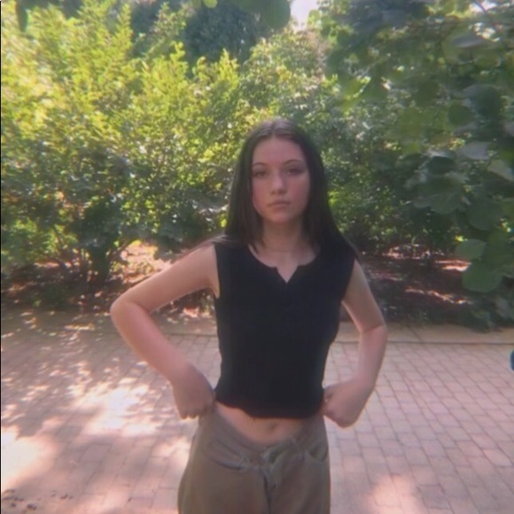 Profile Picture of Ariana Ramig (@arianarosalie) on Poshmark