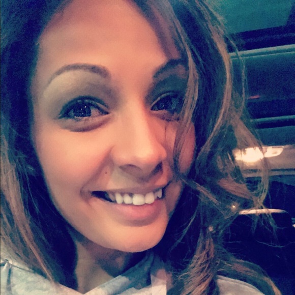 Profile Picture of Nicole Whetzel (@nicolewhetzel) on Poshmark