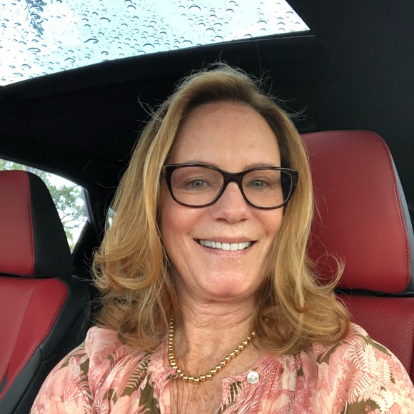 Profile Picture of Laurie Nugent (@laurienugent) on Poshmark