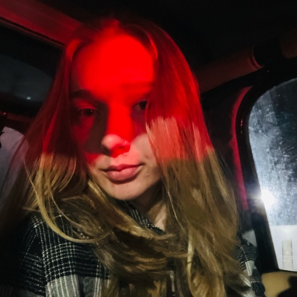 Profile Picture of Mariel Johnson (@marielj222) on Poshmark