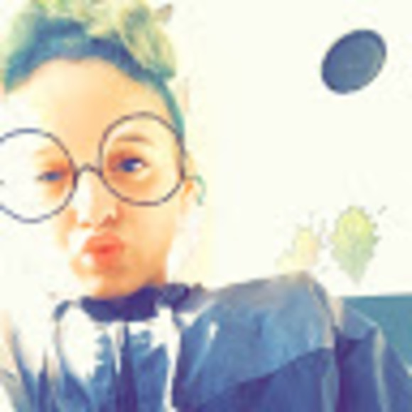 Profile Picture of Annanda Perpetuo (@annandadaliz) on Poshmark