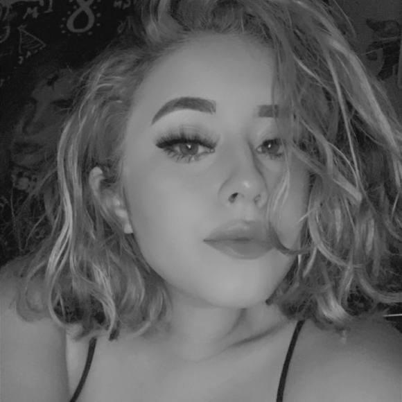 Profile Picture of Jasmary Lopez (@jasmaryl) on Poshmark