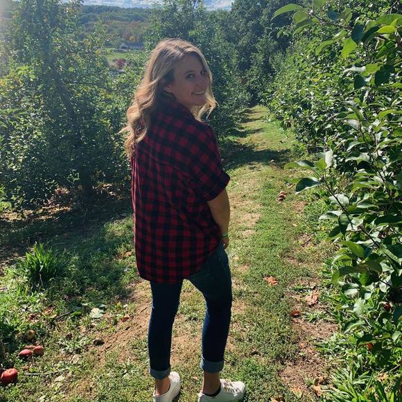 Profile Picture of Lauren Westerhouse (@lawesty) on Poshmark