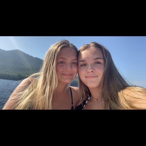 Profile Picture of Lucy Angevine (@lucyangevine) on Poshmark