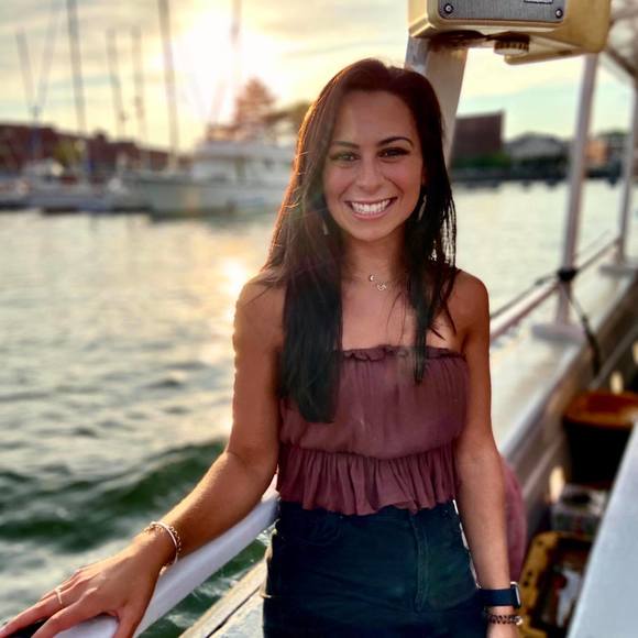 Profile Picture of Aline Silveira (@avsilveira) on Poshmark