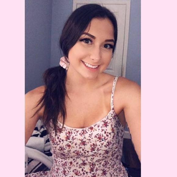 Profile Picture of Halley Ponitzman (@halley_jean) on Poshmark