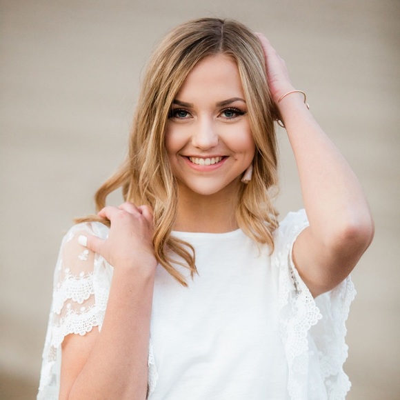 Profile Picture of Alexis Hepworth (@lexihepworth) on Poshmark