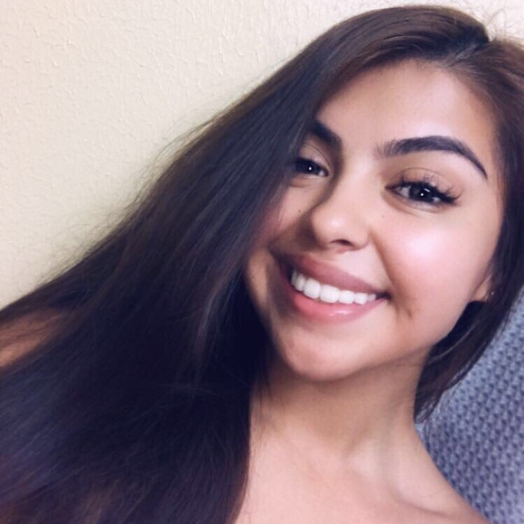 Leo Reyes - Poshmark Profile Picture of Leo Reyes (@leonela_26) on Poshmark