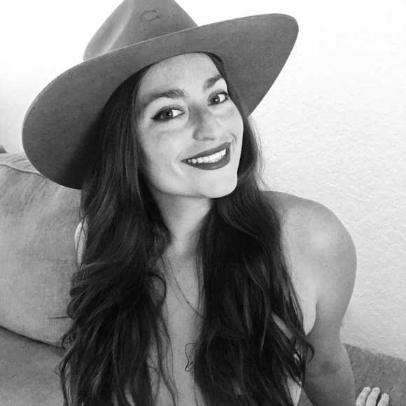 Profile Picture of Sarah Pekarik (@sarahblossom090) on Poshmark