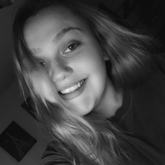 Profile Picture of Chelsey Wright (@0helsey) on Poshmark