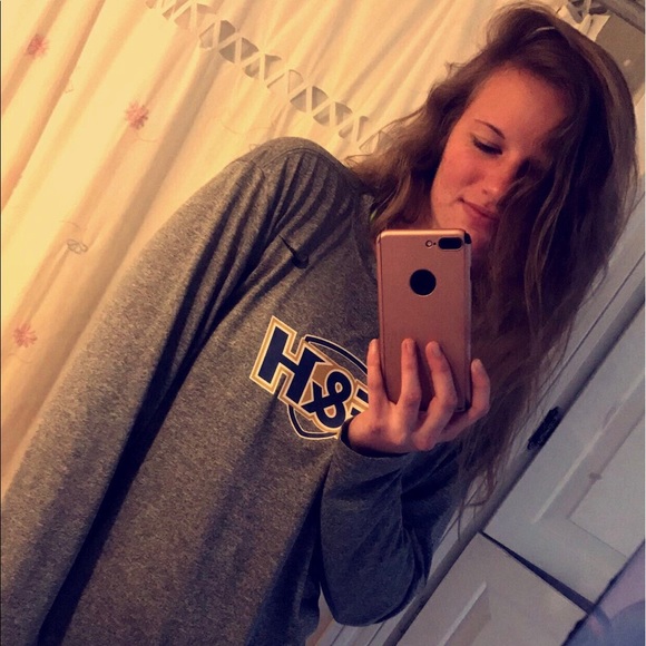 Profile Picture of Brittany Singleton (@bsingleton98) on Poshmark