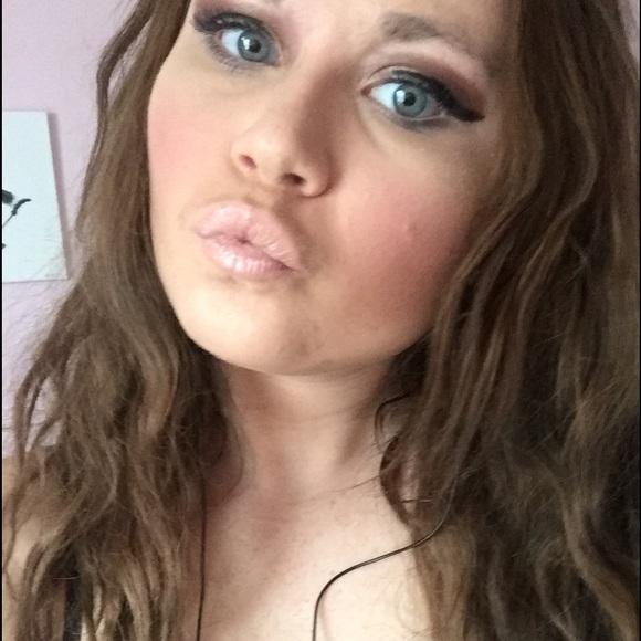 Profile Picture of Hope Oconnor (@hopecharis2001) on Poshmark