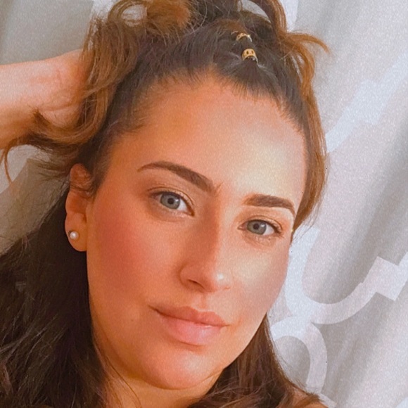 Profile Picture of Iris Parra (@looksbyiris) on Poshmark