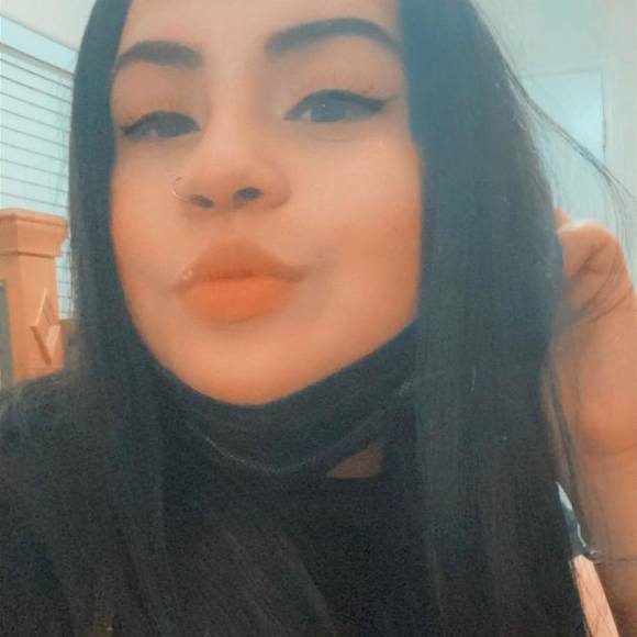 Profile Picture of Amber Andrade (@jennypeterson82) on Poshmark