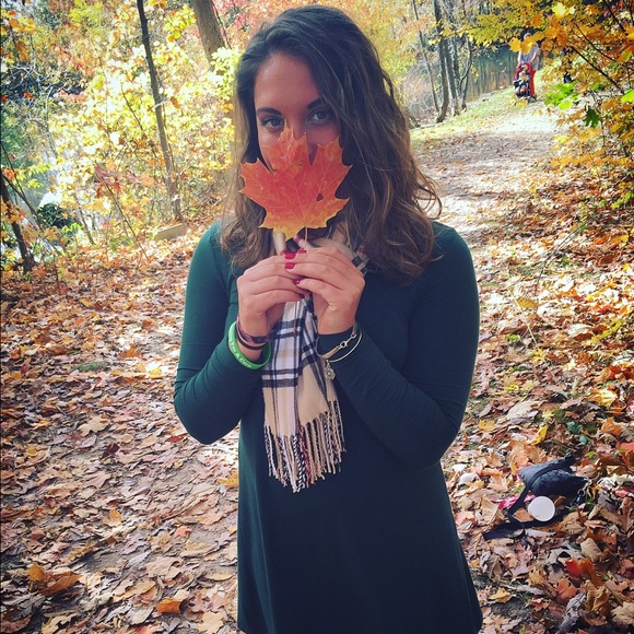 Profile Picture of Sarah Dehart (@deharts) on Poshmark