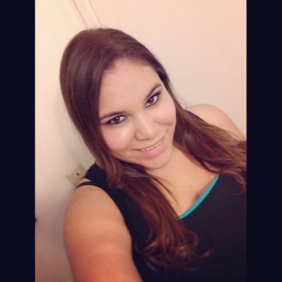 Profile Picture of Dianela Evarts (@d_evarts) on Poshmark