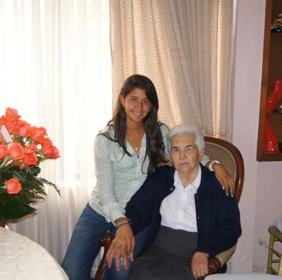 Profile Picture of Paula Puentes (@paupuentes07) on Poshmark