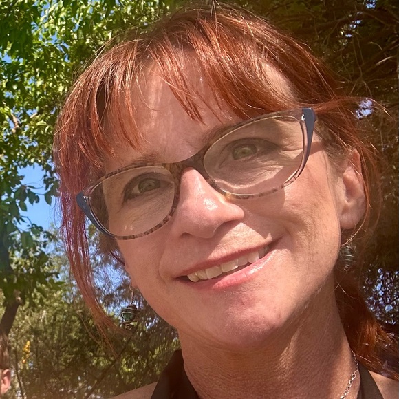 Profile Picture of Robin Stauts (@rstauts) on Poshmark