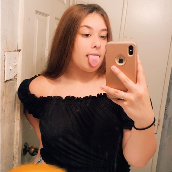 Profile Picture of Cece Tuschl (@cece_tuschl) on Poshmark