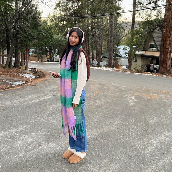 Profile Picture of Asia Sruoch (@asiasruoch) on Poshmark